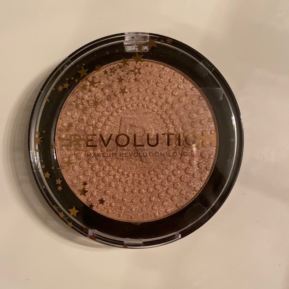 Revolution London makeup body & face highlighter